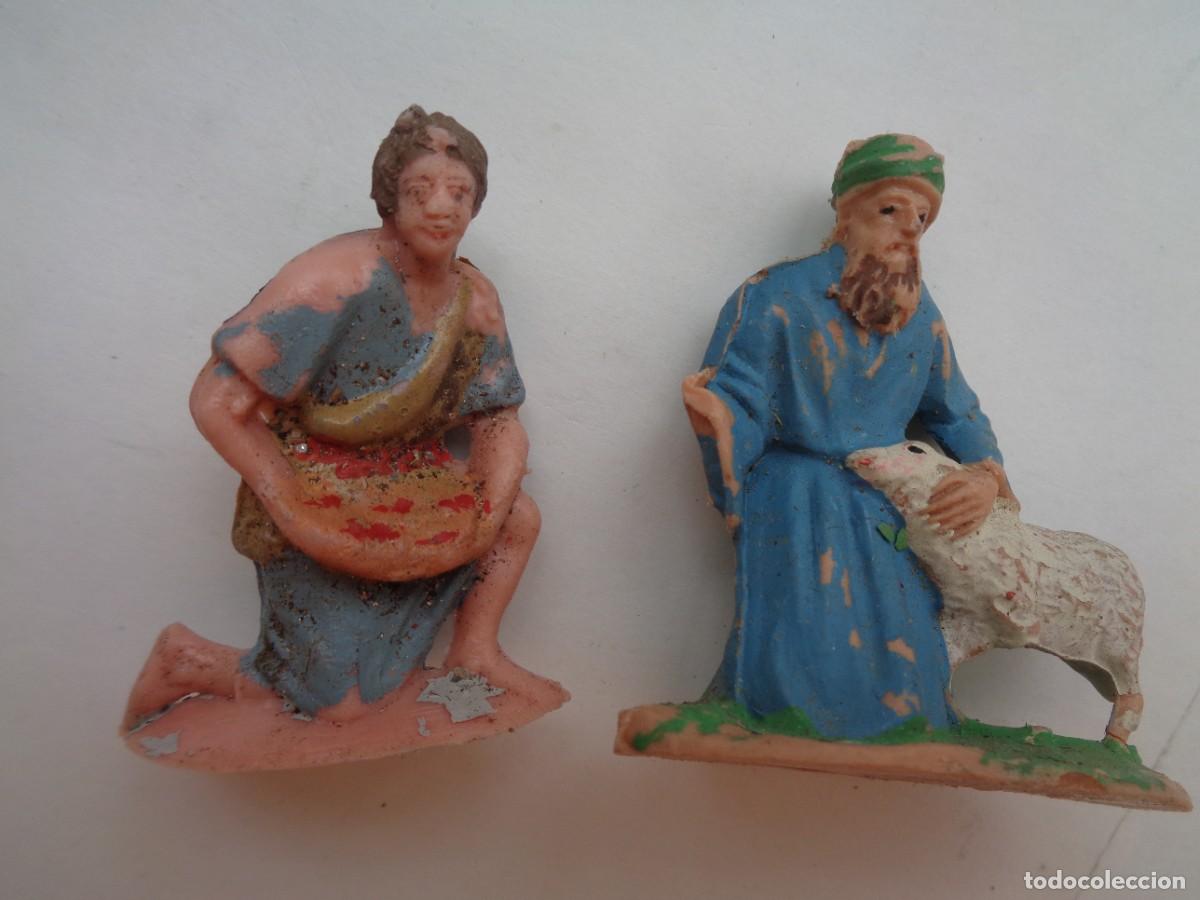 Figuras de Bel&eacute;n: LOTE DE 2 ANTIGUAS FIGURAS DE PLASTICO DEL BELEN : PASTORES , CON OVEJA Y CANASTO