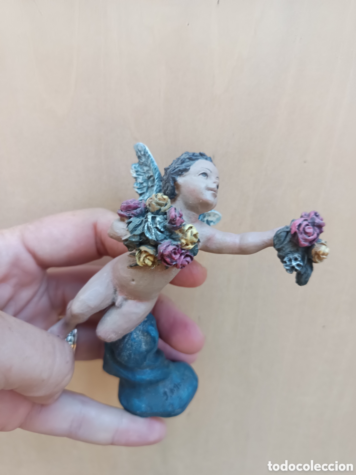 Figuras de Bel&eacute;n: Figura angel con flores, del Prado, Resina realizada por J.Mayo