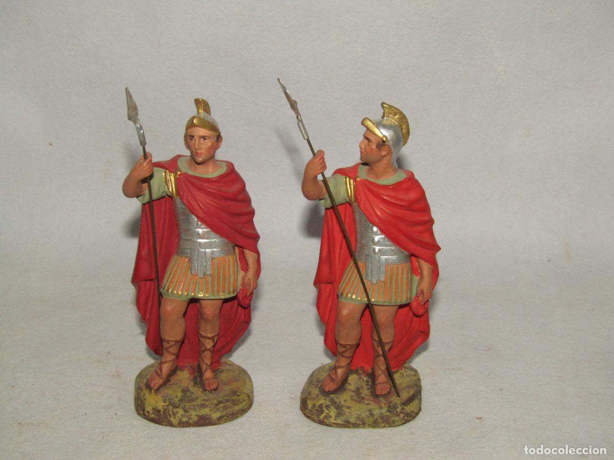 Figuras de Bel&eacute;n: Antiguos Romanos Guardia de HERODES en Estuco Policromado y Base de Madera Manufactura Olot
