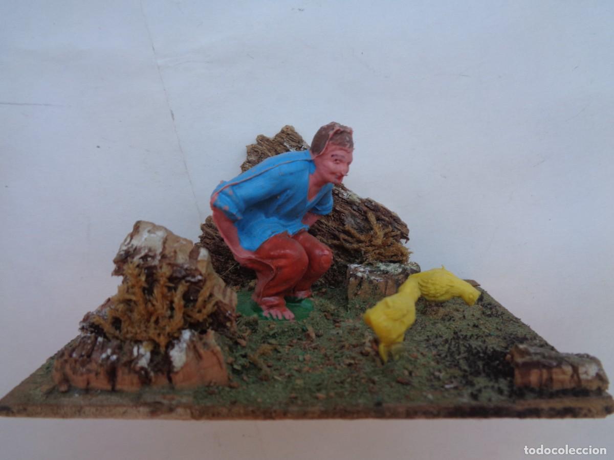 Figuras de Bel&eacute;n: ANTIGUA FIGURA DE PLASTICO DEL BELEN : CAGON , CAGANET EN DECORADO CON POLLITOS