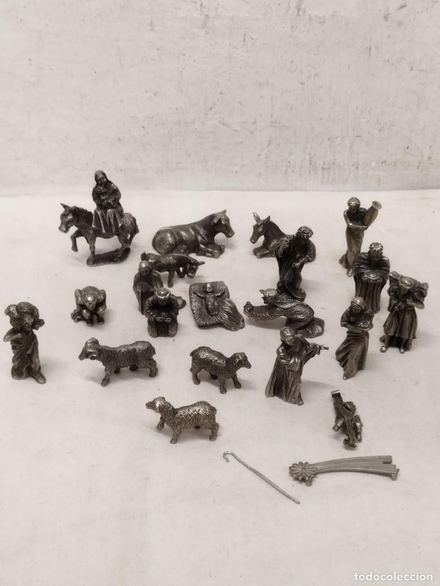 Figuras de Bel&eacute;n: Lote o conjunto de 22 antiguas figuras de belen o pesebre. De metal a identificar.