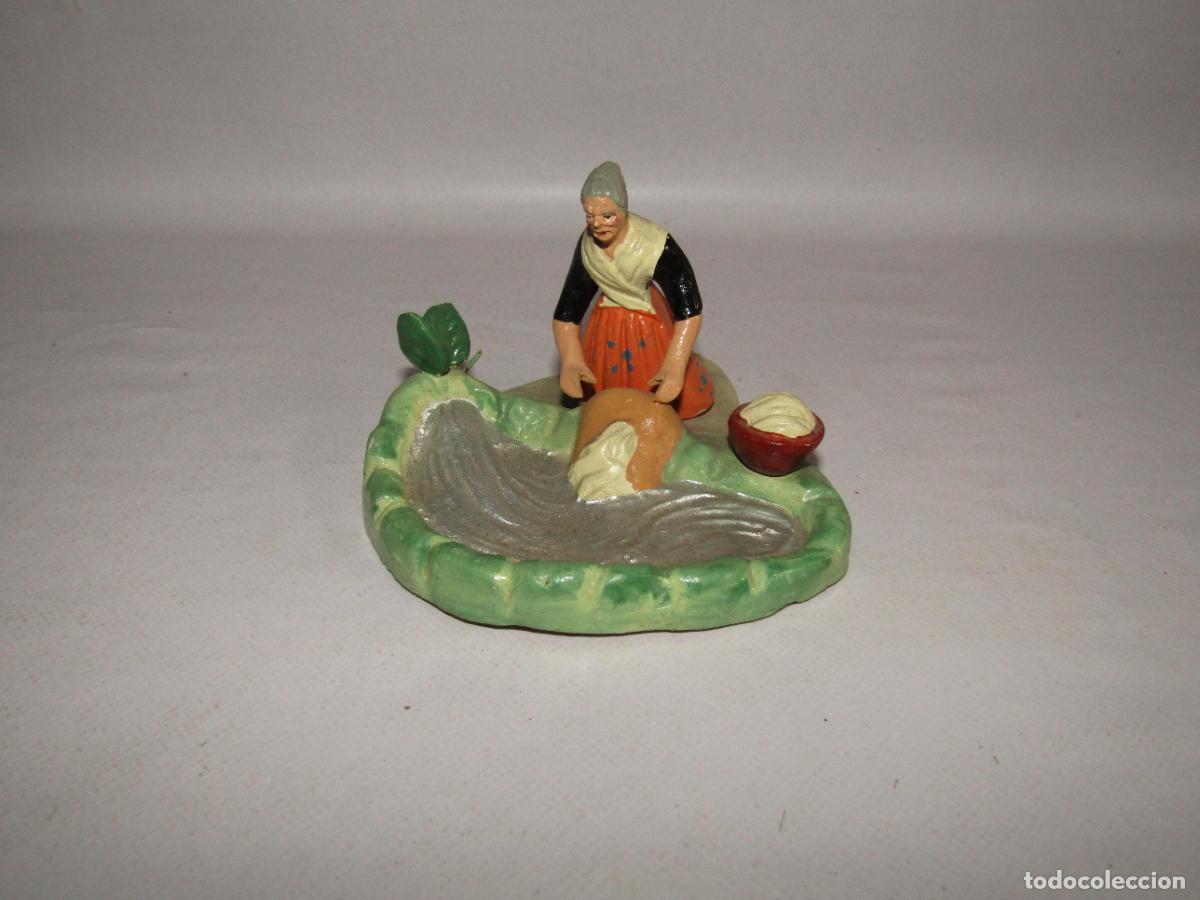 Figuras de Bel&eacute;n: Antiguo Diorama con Figuras para Bel&eacute;n en Terracota Policromada