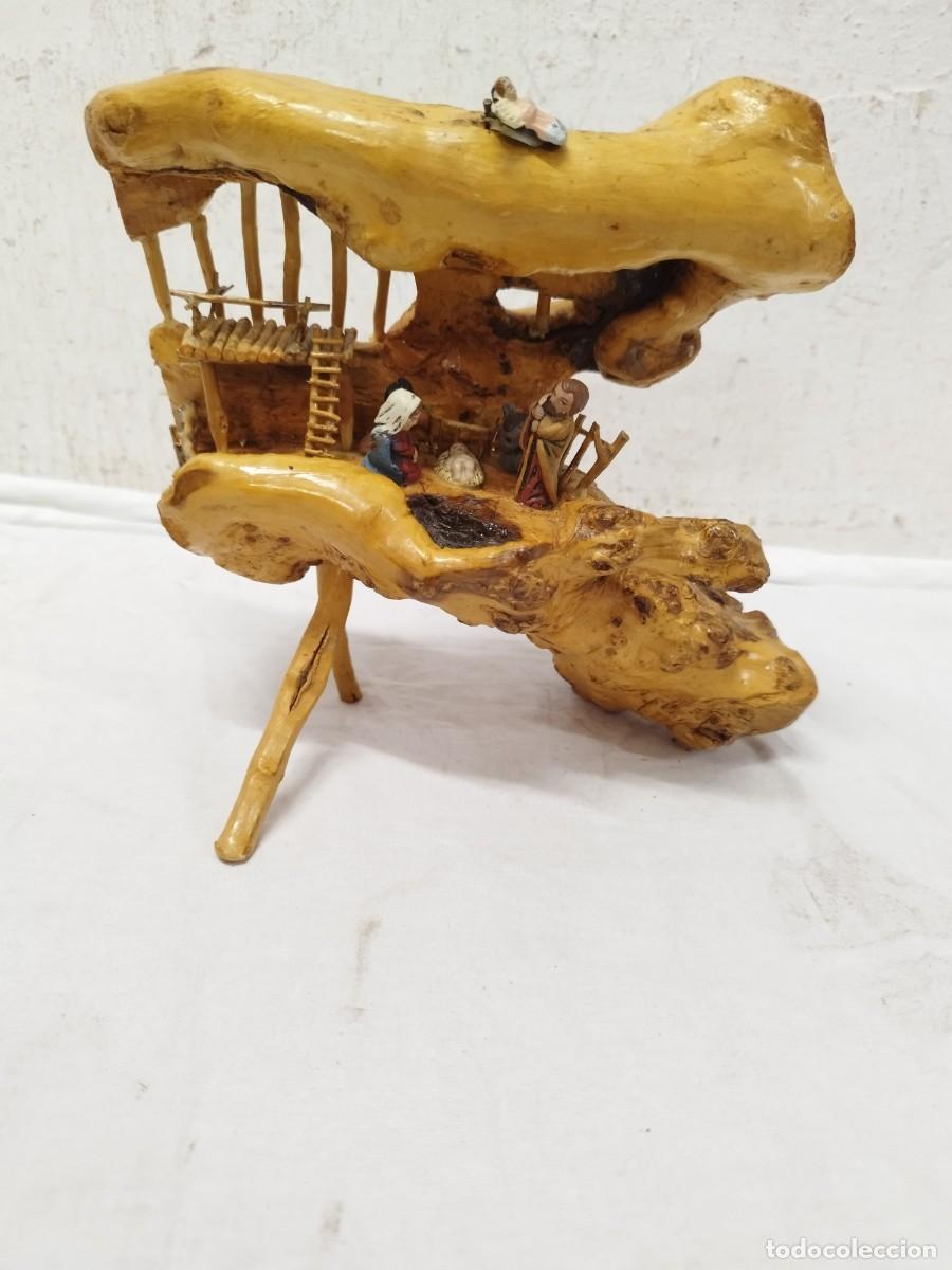Figuras de Bel&eacute;n: Bel&eacute;n o nacimiento artesanal tallado a mano en un tronco o rama natural madera de olivo, de Bel&eacute;n.