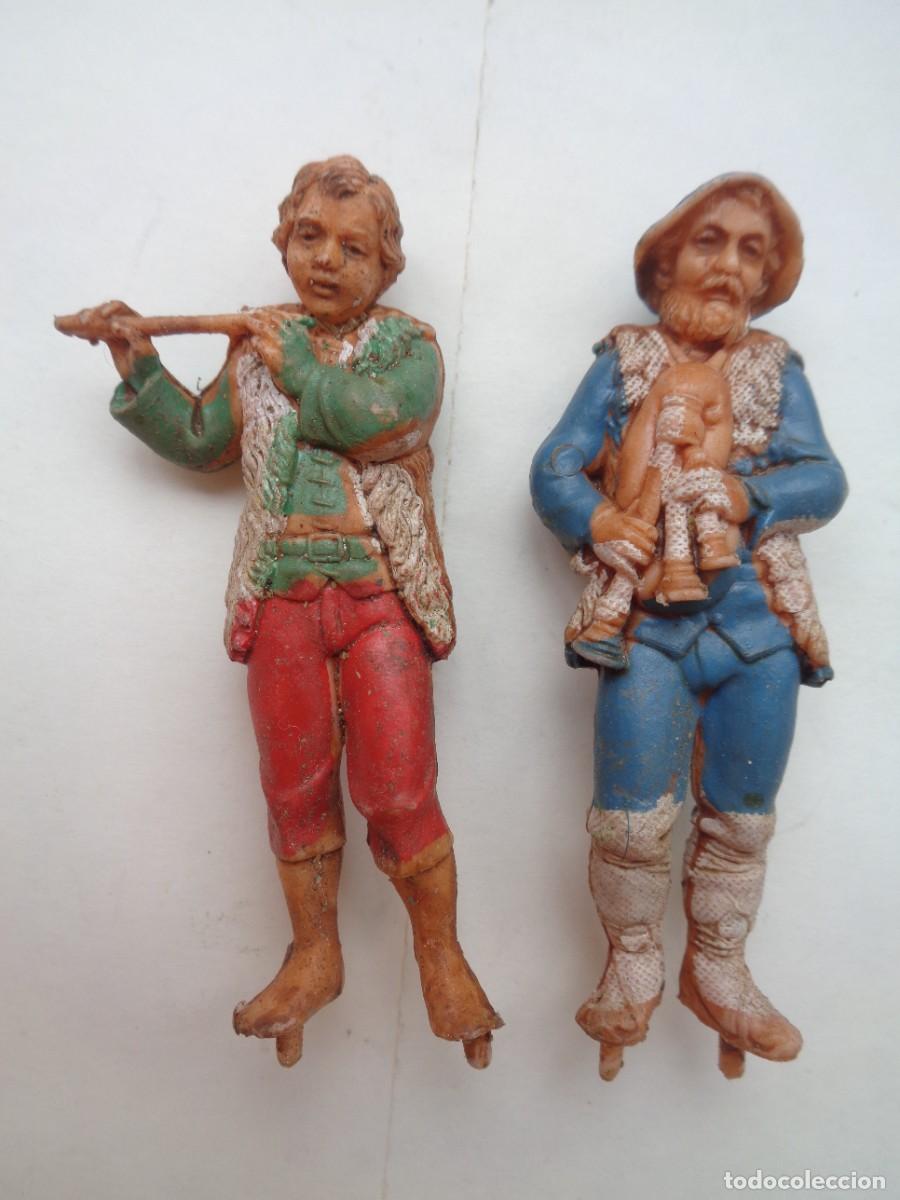 Figuras de Bel&eacute;n: LOTE DE 2 ANTIGUAS FIGURAS DE PLASTICO DEL BELEN : PASTORES MUSICOS TOCANDO LA GAITA Y EL PIFANO