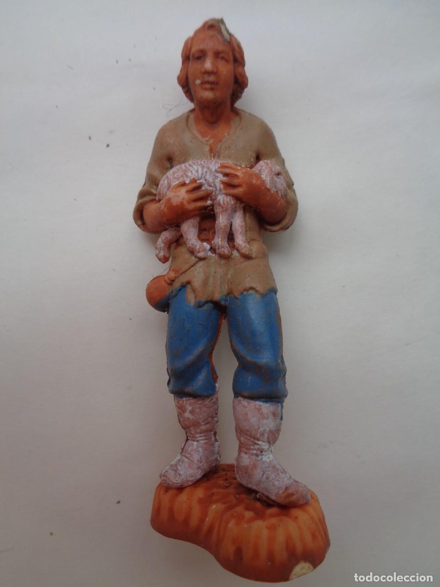Figuras de Bel&eacute;n: ANTIGUA FIGURA DE PLASTICO DEL BELEN : PASTOR HEBREO PORTANDO UN BORREGO