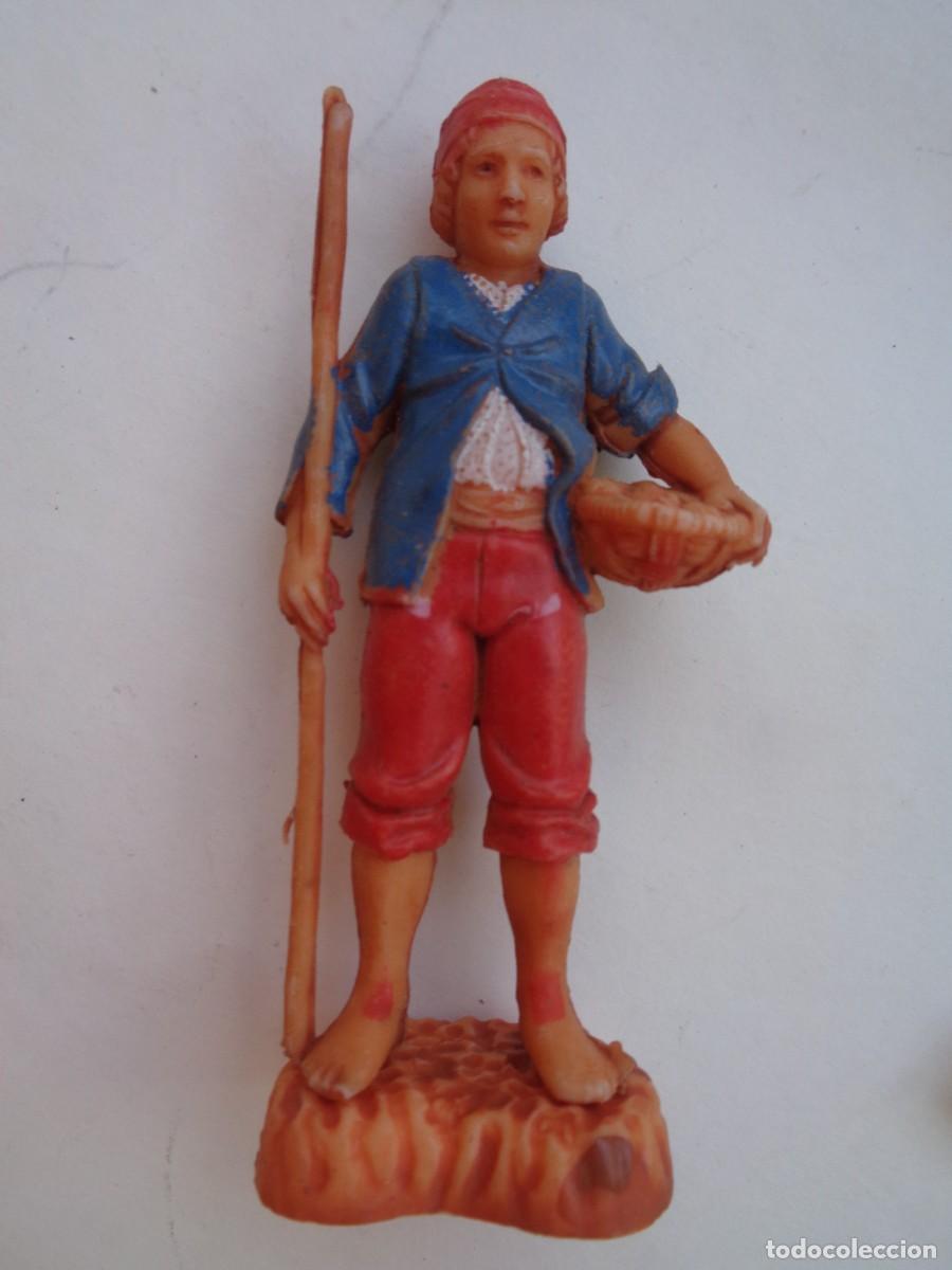 Figuras de Bel&eacute;n: ANTIGUA FIGURA DE PLASTICO DEL BELEN : PESCADOR CON CA&Ntilde;A Y PECES