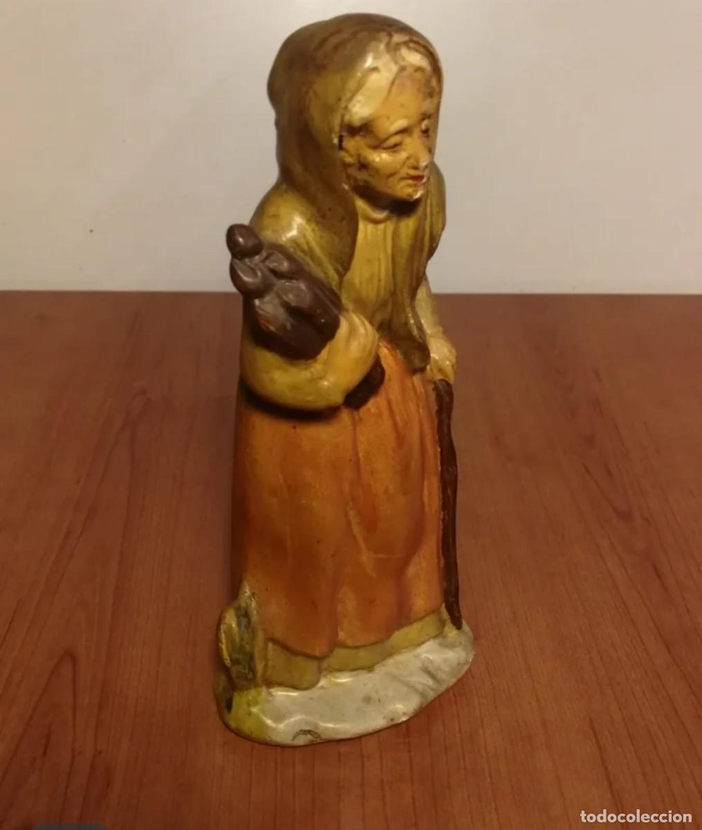 Figuras de Bel&eacute;n: Antigua figura en escayola de anciana portando le&ntilde;a. Para decoraci&oacute;n o para el Bel&eacute;n