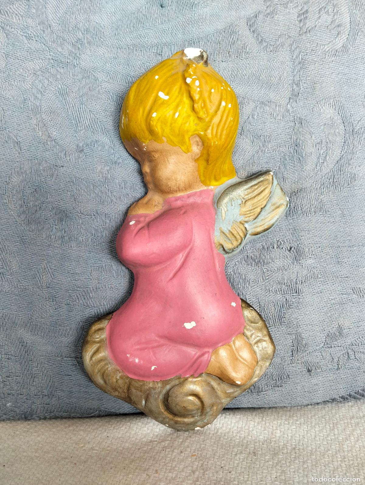 Figuras de Bel&eacute;n: Figura peque&ntilde;a figurita del ni&ntilde;o Jes&uacute;s o &aacute;ngel vestido de rosa orando escayola policromada a&ntilde;os 70