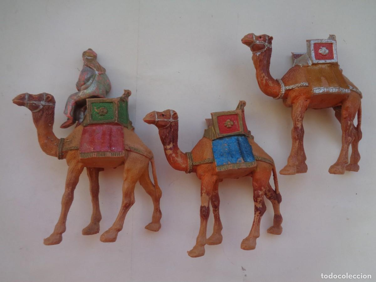 Figuras de Bel&eacute;n: LOTE DE FIGURAS ANTIGUAS DE PLASTICO DEL BELEN : REY MAGO Y CAMELLOS , BUEN TAMA&Ntilde;O