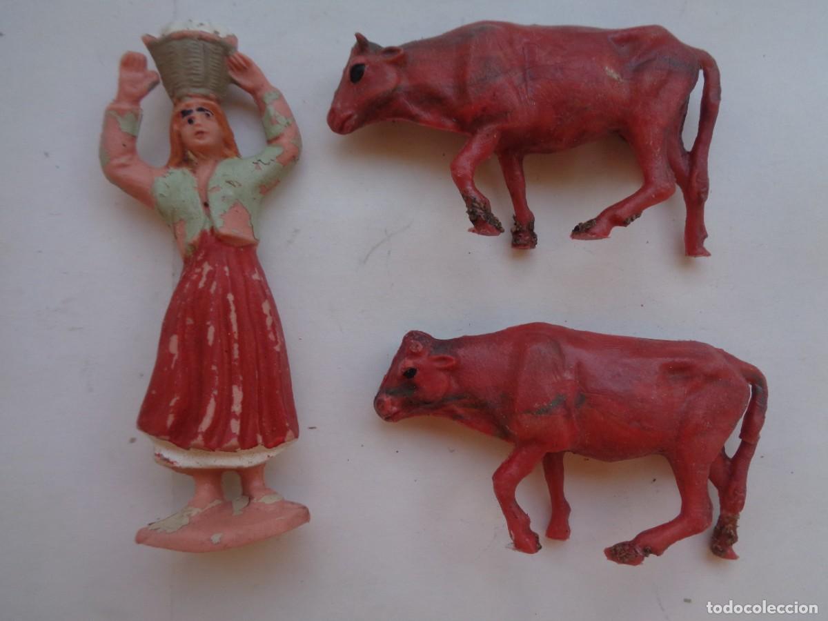 Figuras de Bel&eacute;n: LOTE DE 3 FIGURAS ANTIGUAS DE PLASTICO DEL BELEN : PASTORA CON CESTO Y 2 BUEYES