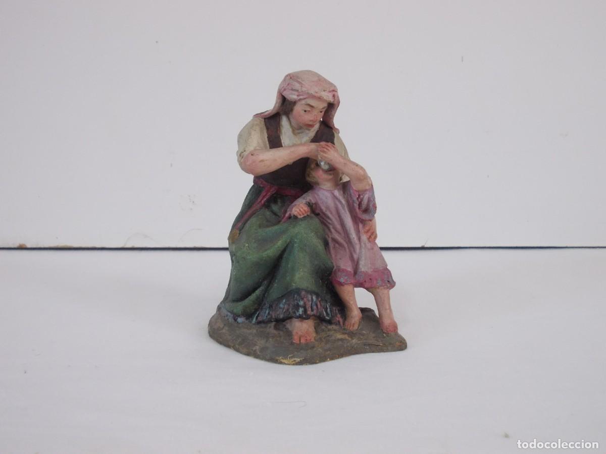 Figuras de Bel&eacute;n: PRECIOSA Y RARA FIGURA DE BELEN EN TERRACOTA MUJER DANDO DE BEBER A SU NI&Ntilde;A GRAN CALIDAD OLOT