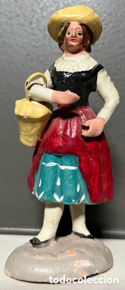 Figuras de Bel&eacute;n: Antigua figura Bel&eacute;n terracota: mujer con cesta, sombrero y traje regional pintada a mano, 9,5 cm