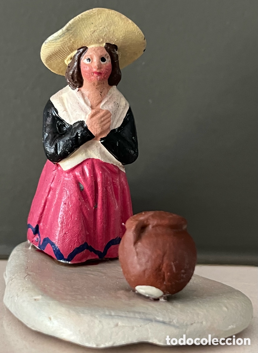 Figuras de Bel&eacute;n: Antigua figura Bel&eacute;n terracota: Pastora arrodillada con sombrero y ofrenda de vasija barro, 7 cm