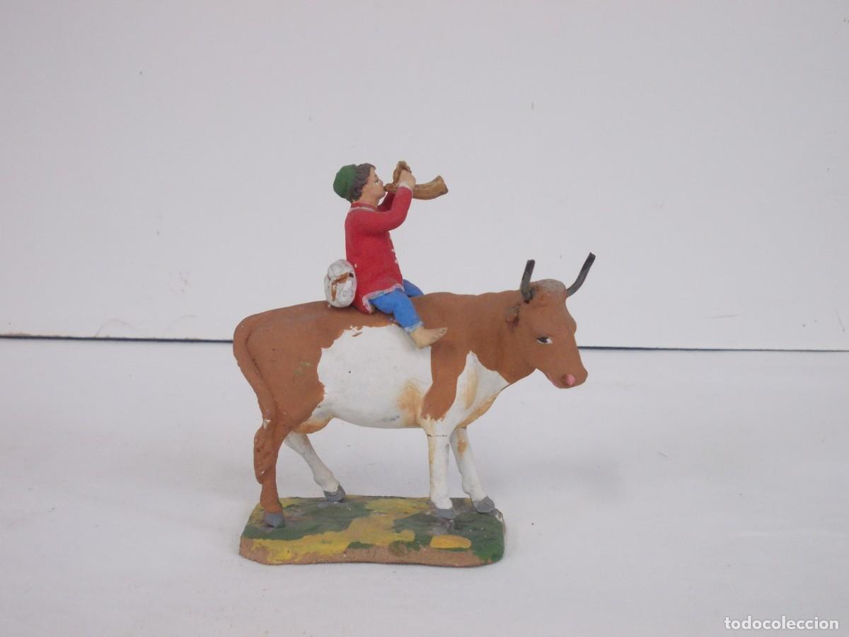 Figuras de Bel&eacute;n: MUY BONITA Y RARA FIGURA DE BELEN NI&Ntilde;O MUSICO MONTADO EN UNA VACA TOCANDO UN INSTRUMENTO