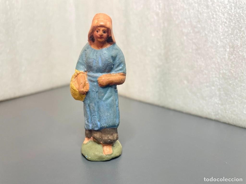 Figuras de Bel&eacute;n: Belen - pastora con cesta - terracota / barro
