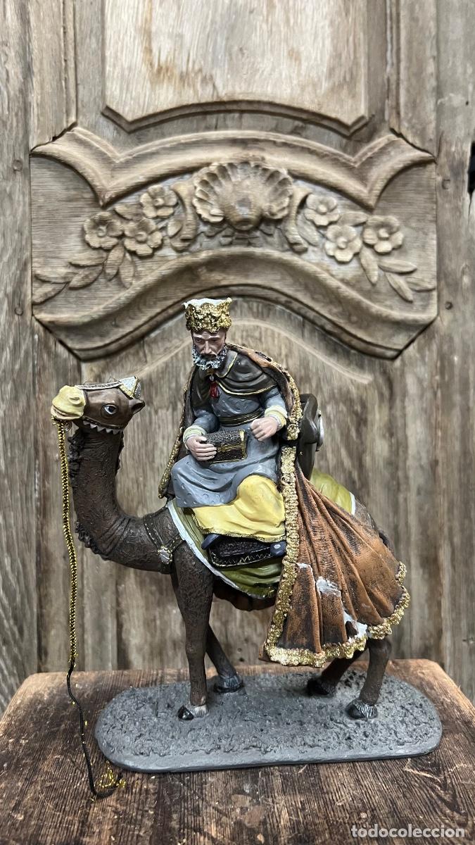 Figuras de Bel&eacute;n: Rey mago en dromedario camello resina tela Murcia figura Belen 22x19cms