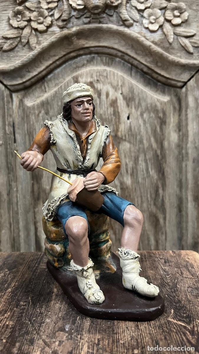 Figuras de Bel&eacute;n: Gran figura Belen barro firma M Nicol&aacute;s hombre pastor sentado zambomba Murcia 18x13cms