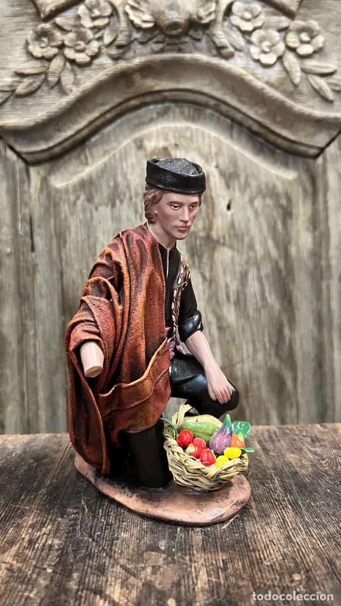 Figuras de Bel&eacute;n: Gran figura Belen barro tela firma Serrano hombre ofrenda frutas Murcia 16x12cms