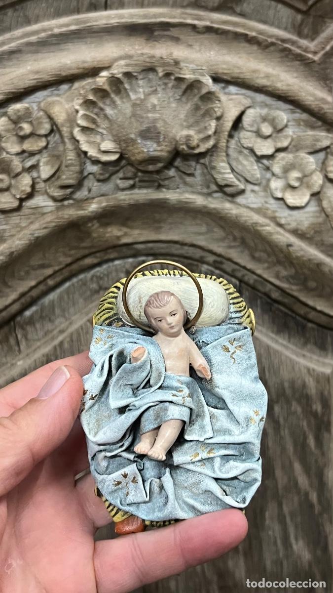 Figuras de Bel&eacute;n: Nino Jes&uacute;s cuna pesebre barro y tela Serrano Murcia figura Belen 5x10x7,5cms