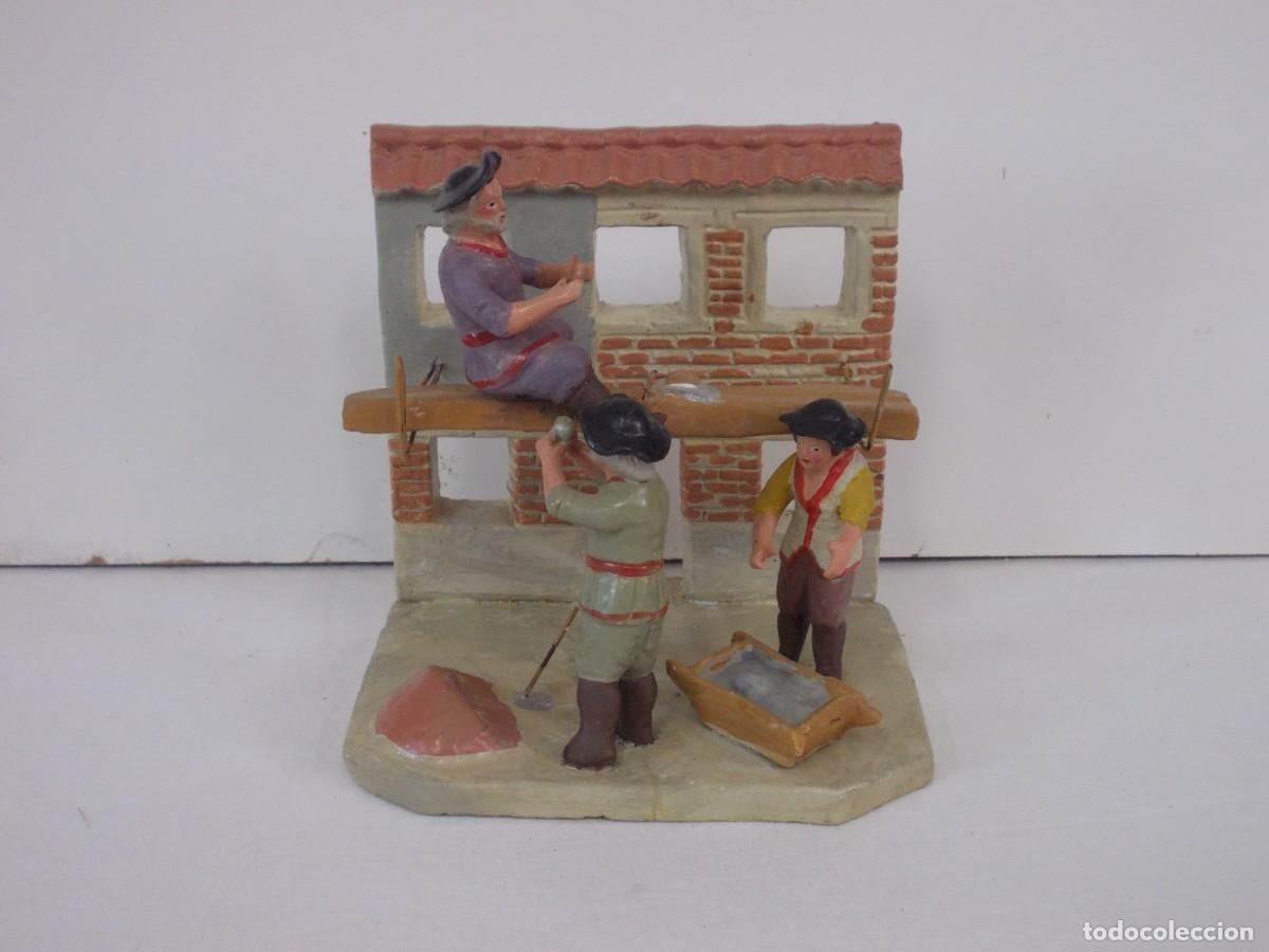 Figuras de Bel&eacute;n: ANTIGUA,ESPECTACULAR Y UNICA ESCENA DE BELEN GRUPO DE ALBA&Ntilde;ILES TRABAJANDO HACIENDO UNA CASA