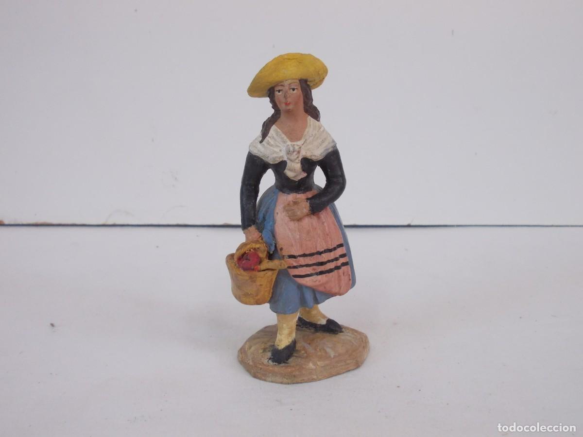 Figuras de Bel&eacute;n: ESPECTACULAR FIGURA DE BELEN MUJER EN CAMINO CON OFRENDAS S XIX