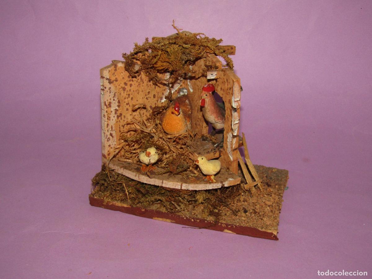 Figuras de Bel&eacute;n: Antiguo Diorama Gallinero con Gallina, Gallo y Polluelos en Terracota Policromados a Mano
