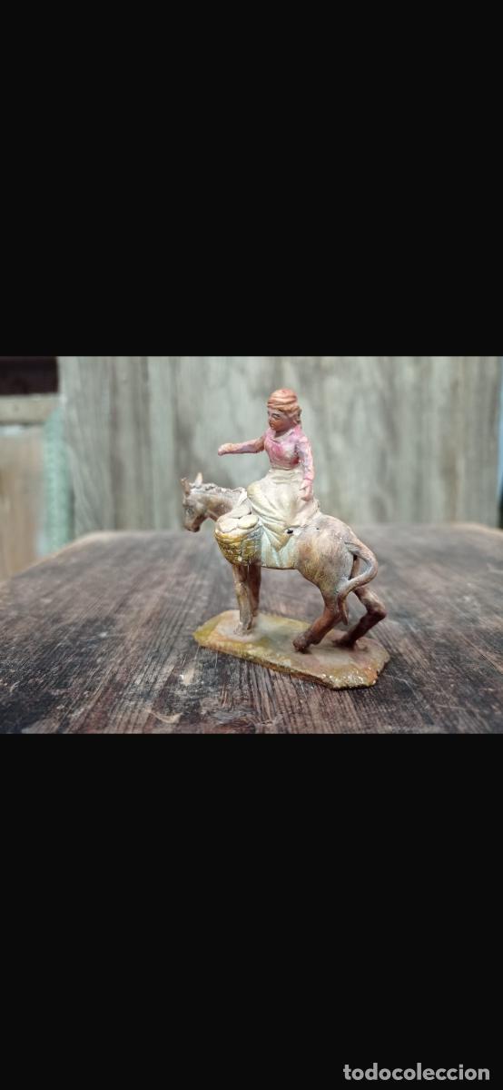 Figuras de Bel&eacute;n: Figura barro Bel&eacute;n Murcia peque&ntilde;a escala mujer sobre burro Murcia base madera buho 6cms alto