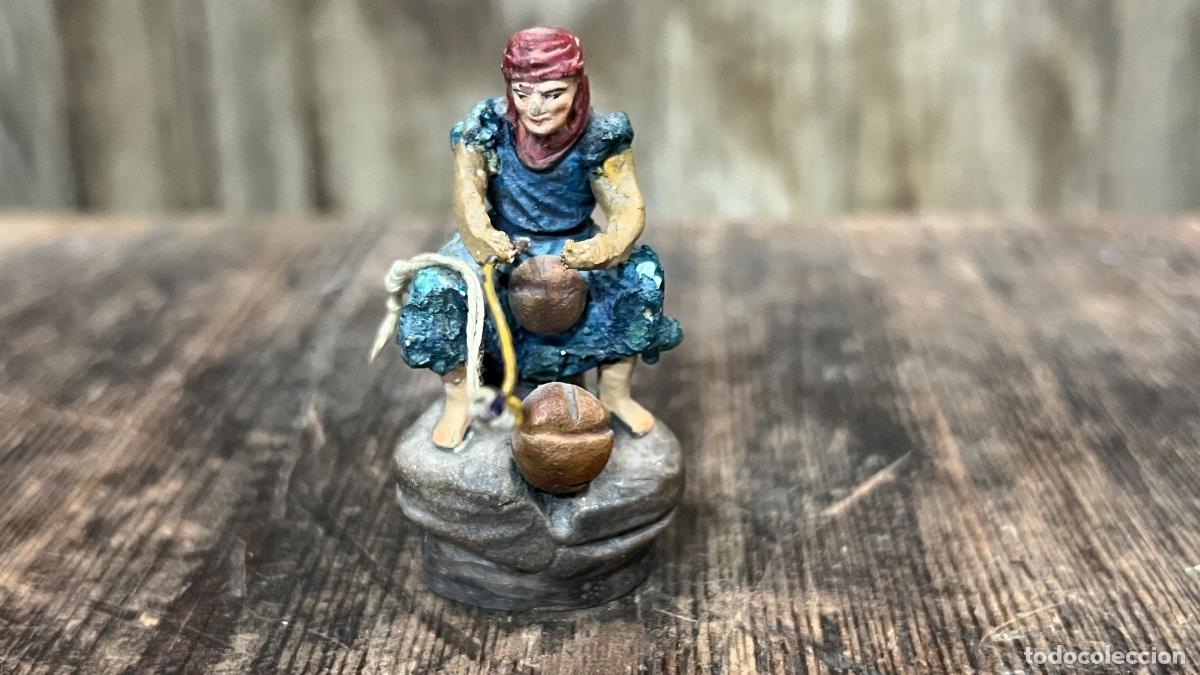 Figuras de Bel&eacute;n: Figura barro Bel&eacute;n peque&ntilde;a escala ortigas hombre sentado pescando ca&ntilde;a Murcia 5cms