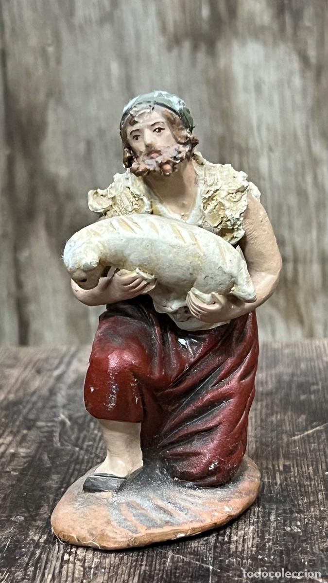 Figuras de Bel&eacute;n: Figura barro Bel&eacute;n hombre pastor con cordero ofrenda ortigas Murcia 9cms