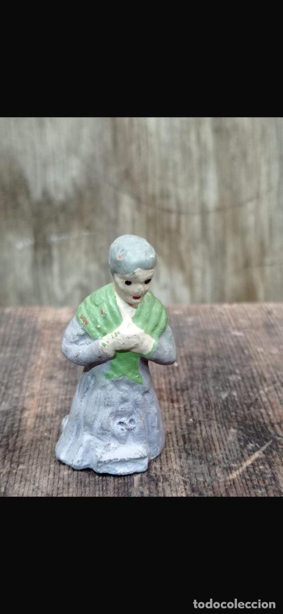 Figuras de Bel&eacute;n: Figura barro Bel&eacute;n mujer arrodillada cacharrer&iacute;a Murcia 5cms