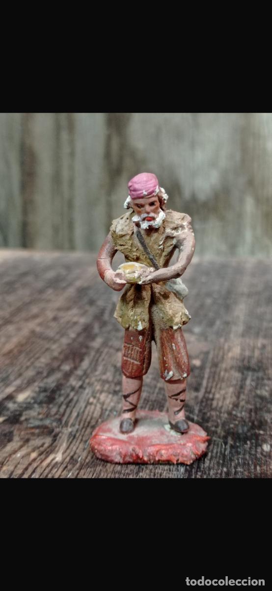 Figuras de Bel&eacute;n: Figura barro Bel&eacute;n hombre cargando pastor ofrenda ortigas cacharrer&iacute;a Murcia 6cms