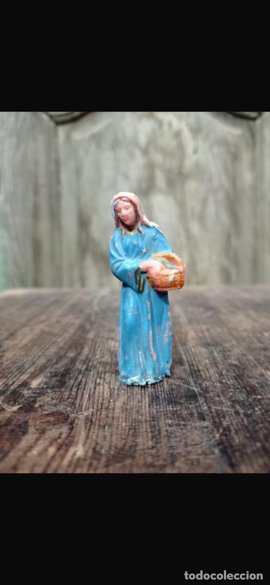 Figuras de Bel&eacute;n: Figura pl&aacute;stico Bel&eacute;n mujer con cesto goma pl&aacute;stico 5,5cms