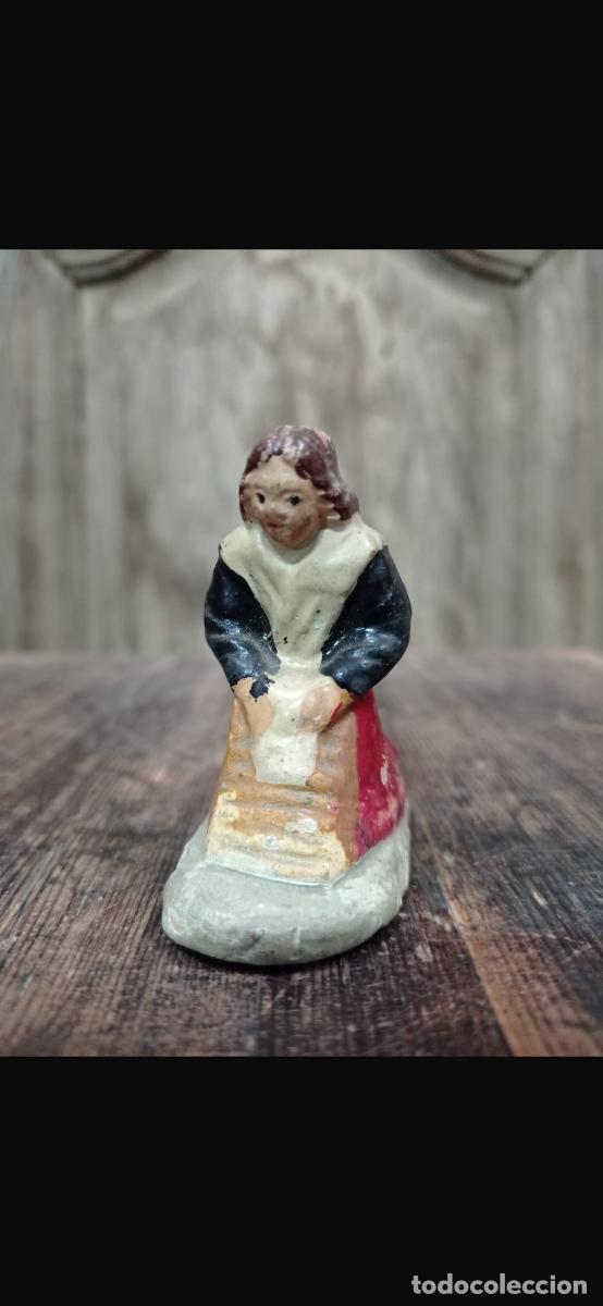 Figuras de Bel&eacute;n: Figura barro Bel&eacute;n mujer arrodillada lavando lavandera cacharrer&iacute;a Murcia 6cms