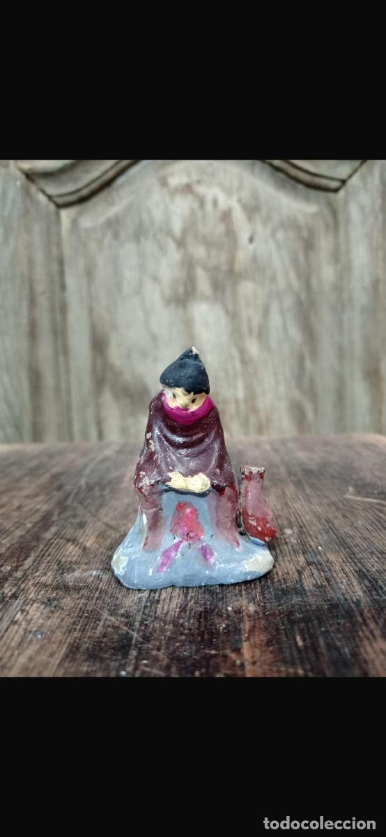 Figuras de Bel&eacute;n: Figura barro Bel&eacute;n hombre pastor capa manto sentado fuego faja cacharrer&iacute;a Murcia 6cms