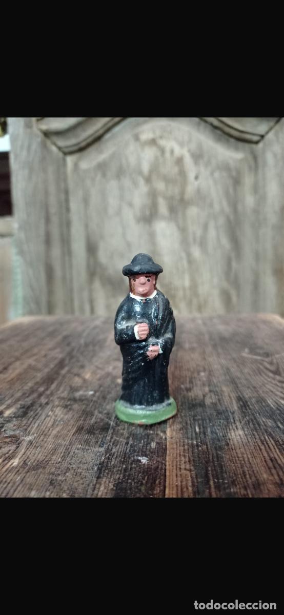 Figuras de Bel&eacute;n: Figura barro Bel&eacute;n cura sombrero vestido negro cuello blanco cacharrer&iacute;a Murcia 7cms