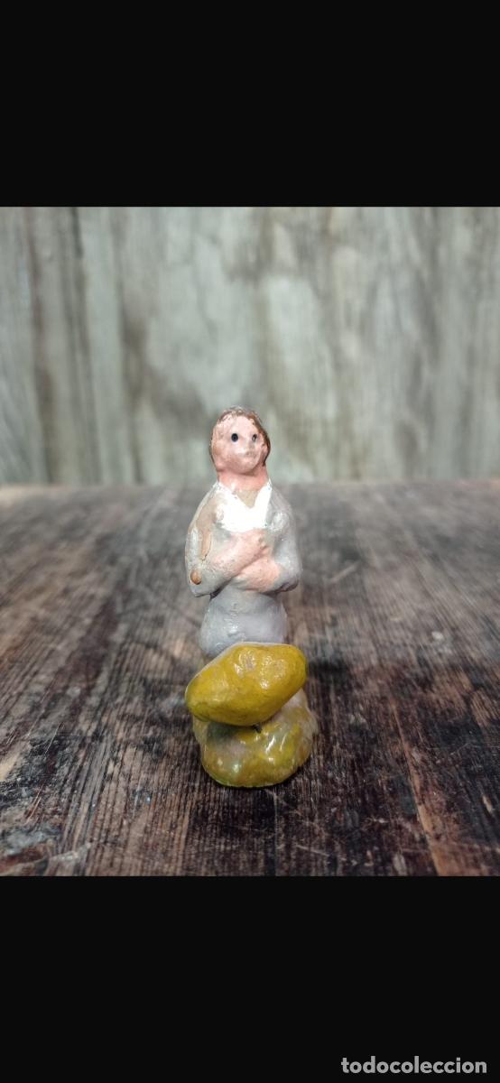 Figuras de Bel&eacute;n: Figura barro Bel&eacute;n hombre arrodillado ofrenda cacharrer&iacute;a Murcia 6cms
