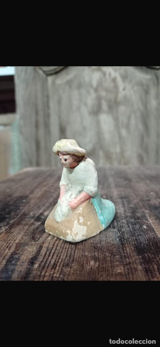 Figuras de Bel&eacute;n: Figura barro Bel&eacute;n mujer lavandera lavando de rodillas cacharrer&iacute;a Murcia 5,5cms