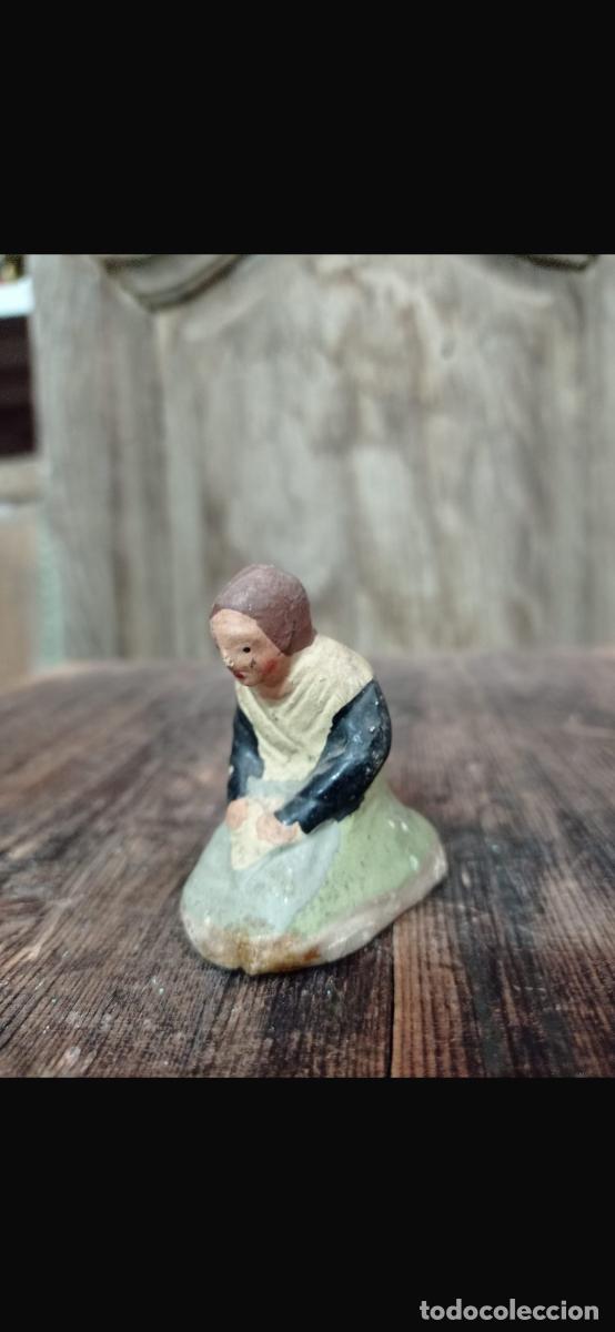 Figuras de Bel&eacute;n: Figura barro Bel&eacute;n mujer lavandera lavando de rodillas cacharrer&iacute;a Murcia 5cms