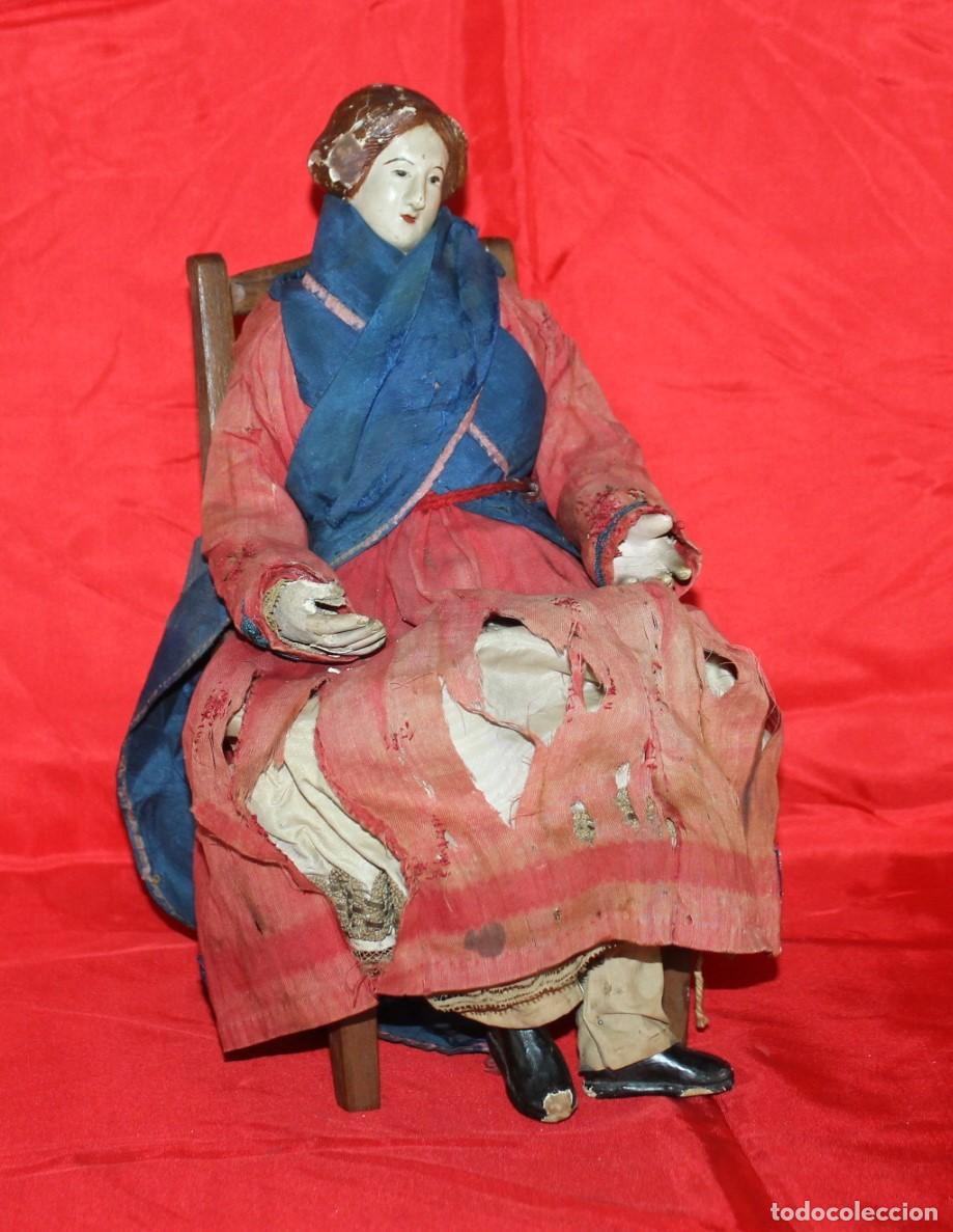 Figuras de Bel&eacute;n: Antigua figura de mujer sentada en cart&oacute;n piedra policromado y tela. Silla de madera
