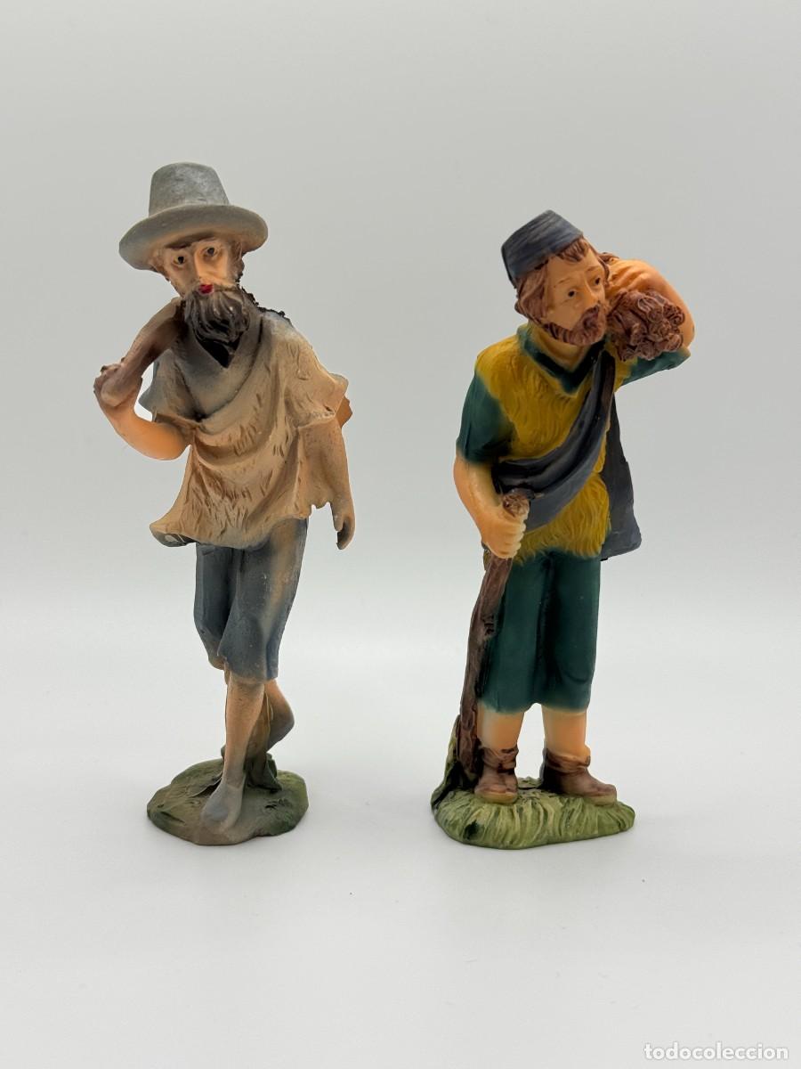 Figuras de Bel&eacute;n: 2 figuras pastores portal de Belen, en resina