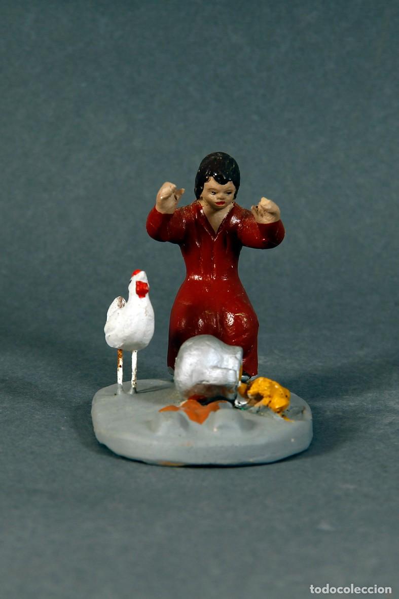 Figuras de Bel&eacute;n: DIORAMA DE MUJER CON POLLO Y OLLA PARA BEL&Eacute;N. ARTESAN&Iacute;A MURCIANA ABELL&Aacute;N. 6 CM. DE ALTURA.