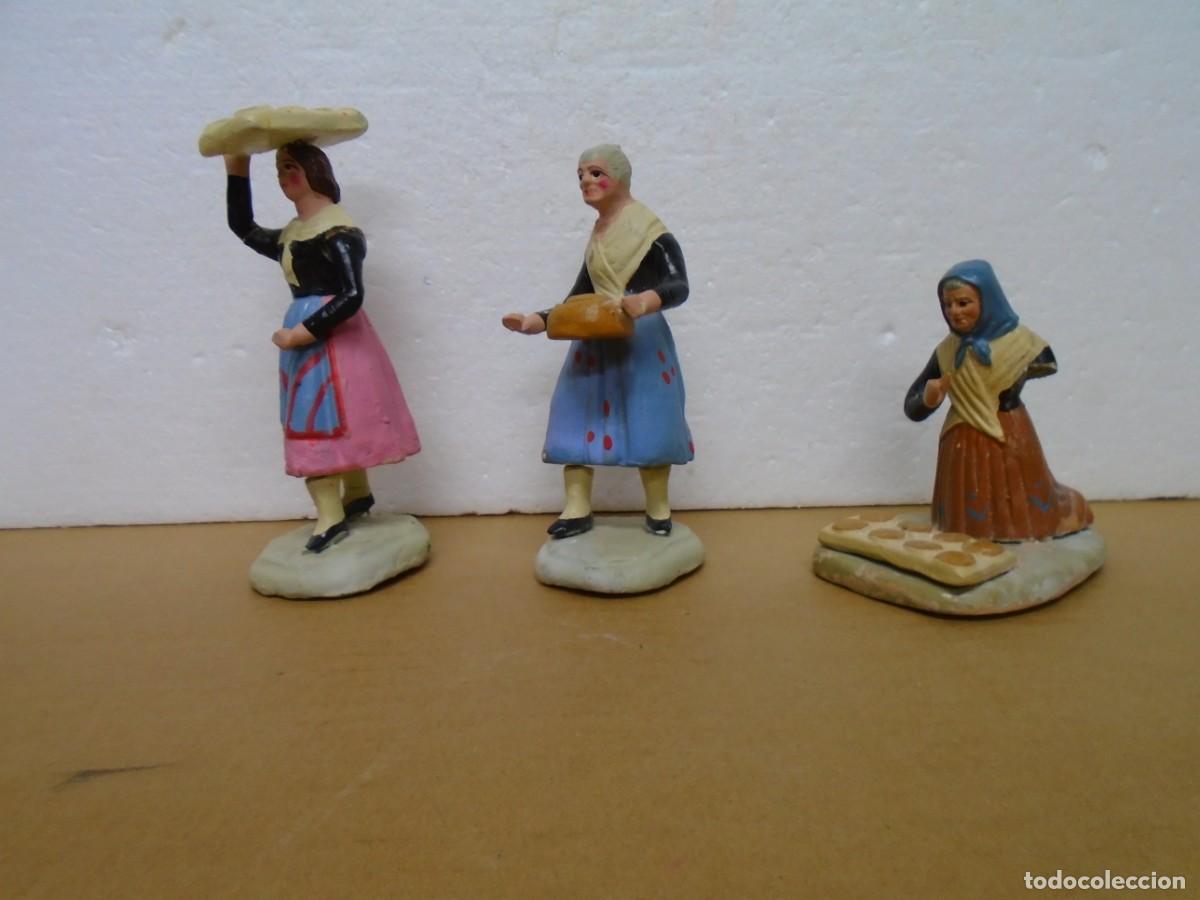 Figuras de Bel&eacute;n: ANTIGUAS FIGURAS DE BELEN O NACIMIENTO,MUJERES CON PAN Y BANDEJAS,TERRACOTA MURCIANA.