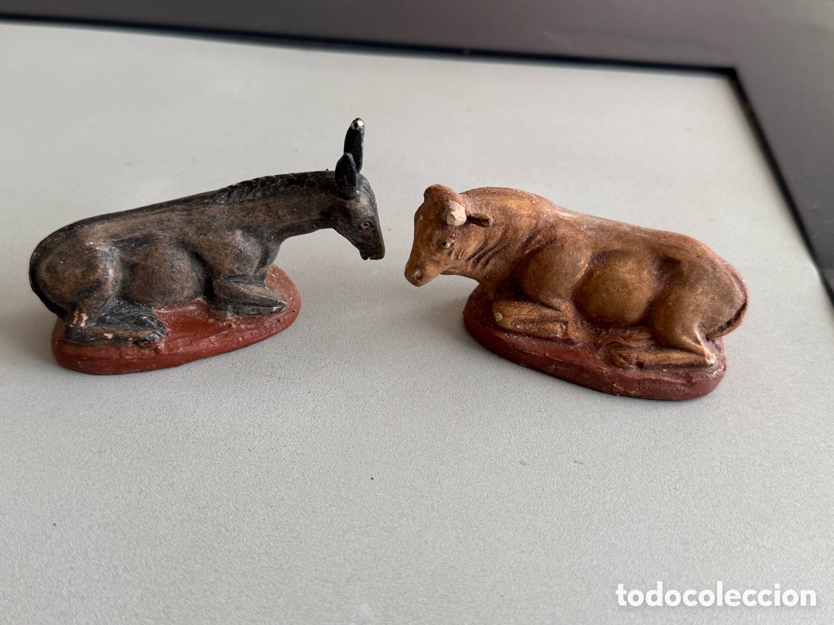 Figuras de Bel&eacute;n: MULA Y BUEY. Terracota. Base Madera marcada. 8 cm de largo. Falta cuerno