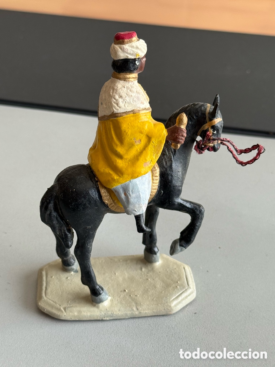 Figuras de Bel&eacute;n: REY MAGO a CABALLO. Terracota. 12 cm