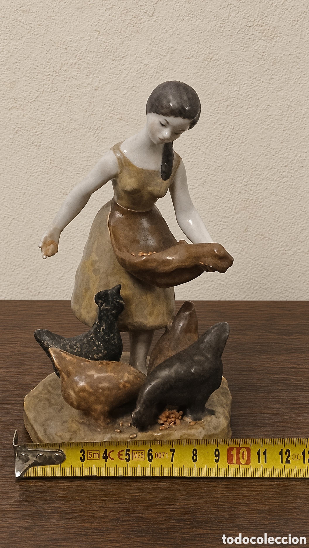 Figuras de Bel&eacute;n: Antigua y rara figura de porcelana Nalda Valencia Joven alimentando gallinas A&ntilde;os 50/60
