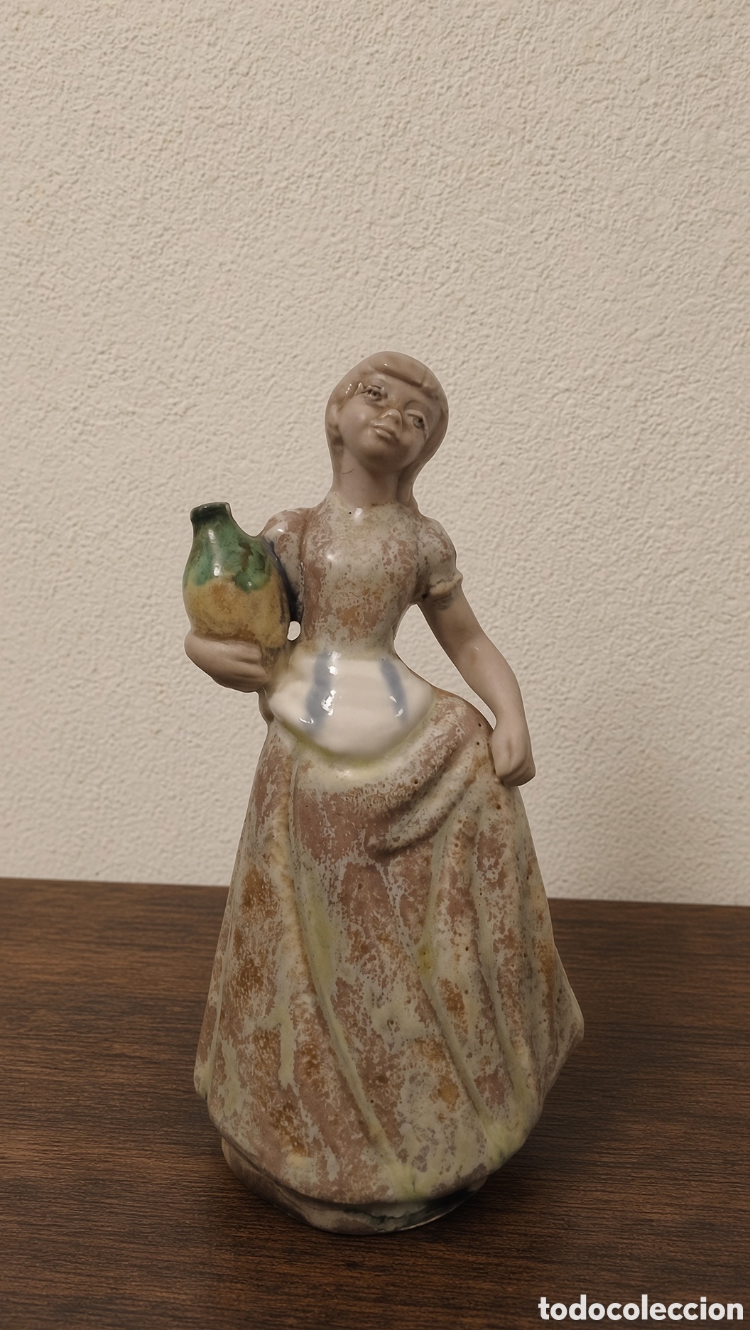 Figuras de Bel&eacute;n: Figurilla de porcelana hecha a mano en Valencia, Espa&ntilde;a. Joven con jarra,estilo tradicional valencia