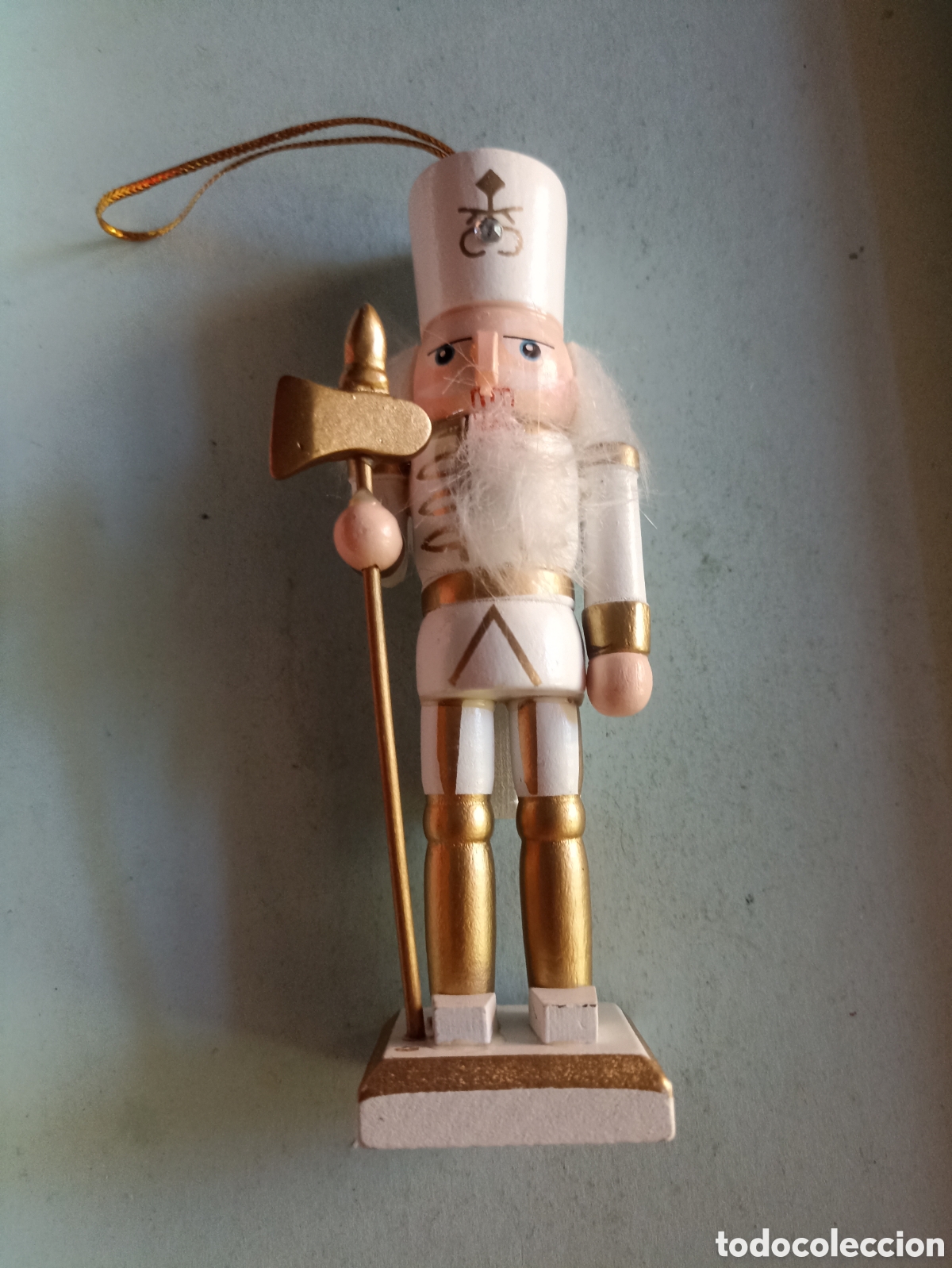 Figuras de Bel&eacute;n: Soldado cascanueces dorado y blanco con hacha 13 cms de alto