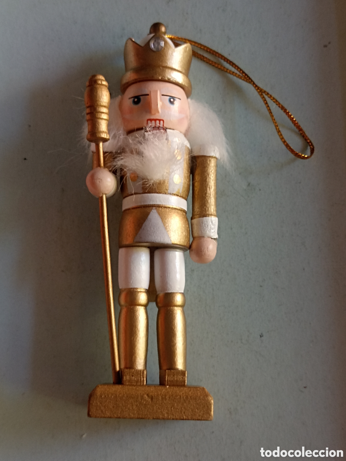 Figuras de Bel&eacute;n: Soldado cascanueces dorado y blanco con bast&oacute;n 13 cms de alto