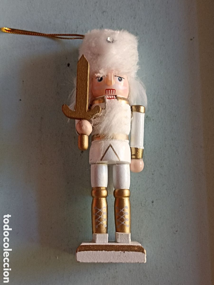 Figuras de Bel&eacute;n: Soldado cascanueces dorado y blanco con espada 13 cms de alto
