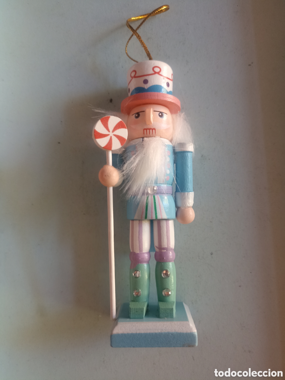 Figuras de Bel&eacute;n: Soldado cascanueces colores pastel con bast&oacute;n rojo y blanco 13 cms de alto